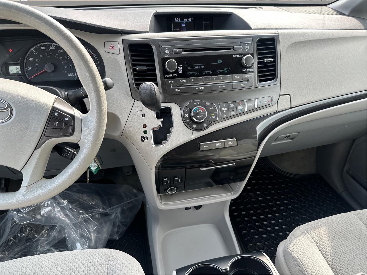 2014 Toyota Sienna LE Photo