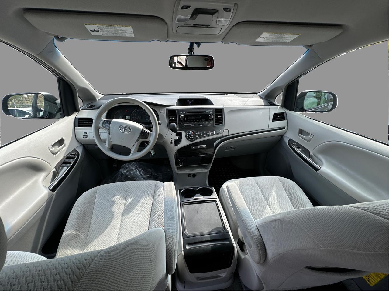 2014 Toyota Sienna LE Photo