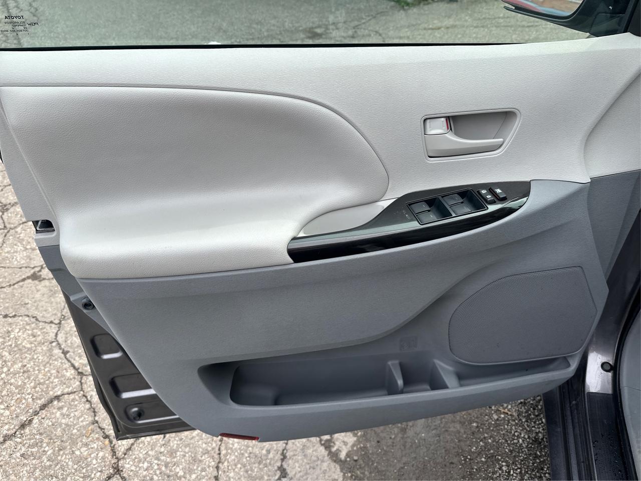 2014 Toyota Sienna LE Photo