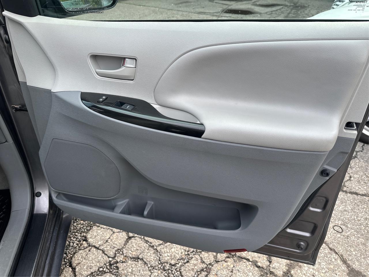 2014 Toyota Sienna LE Photo