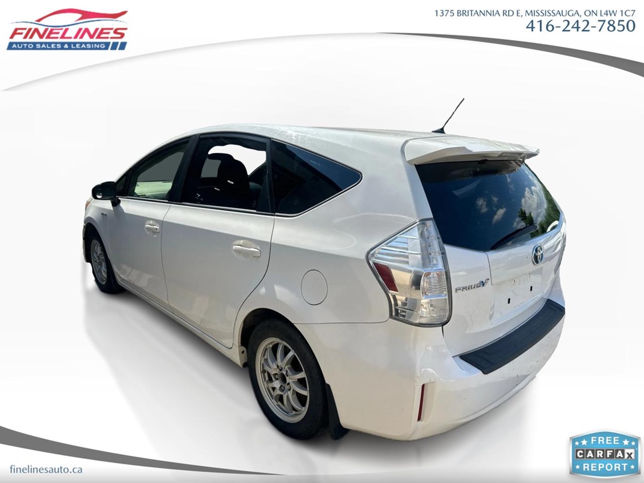2014 Toyota Prius v Five Photo2