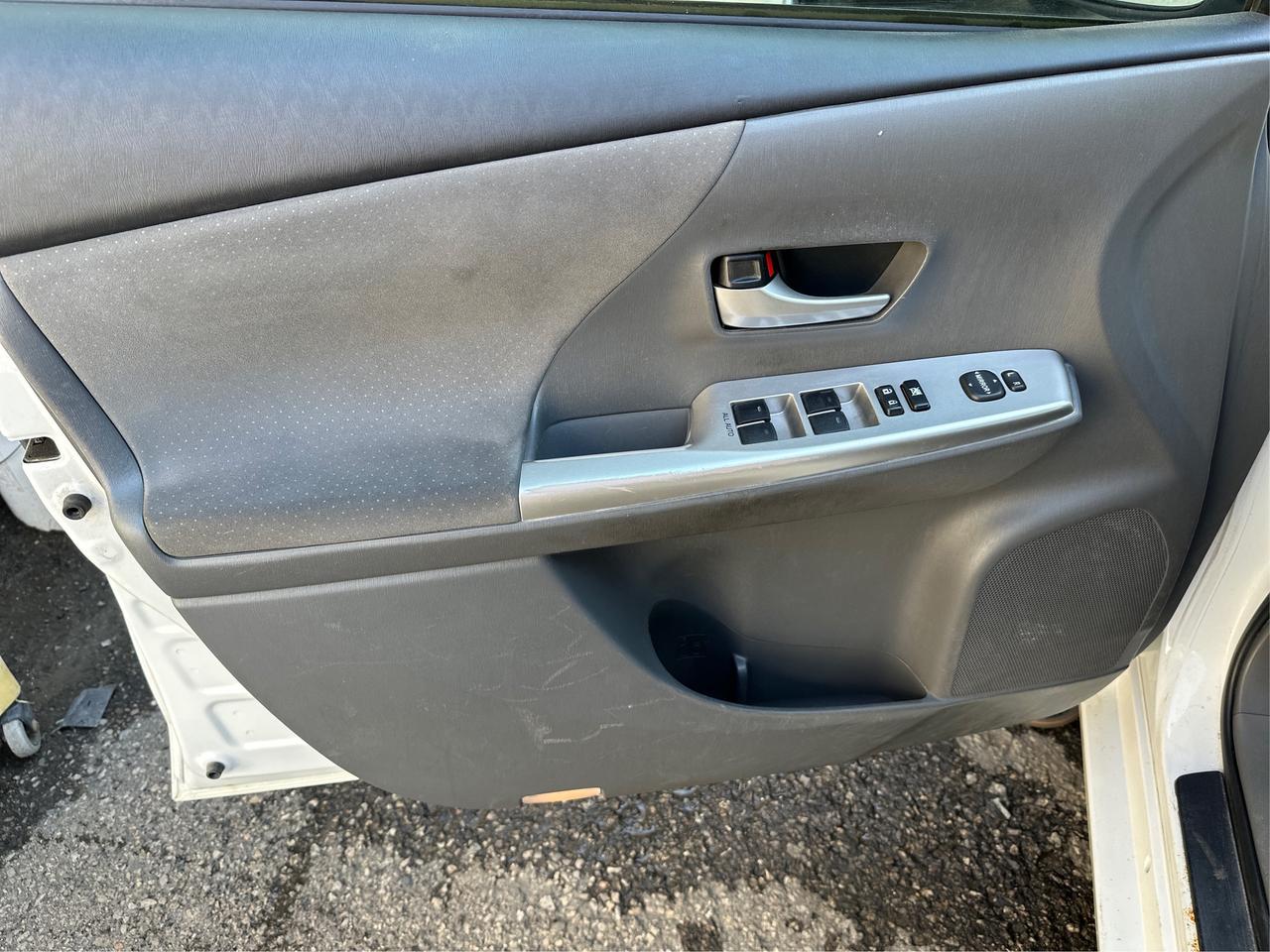 2014 Toyota Prius v Five Photo