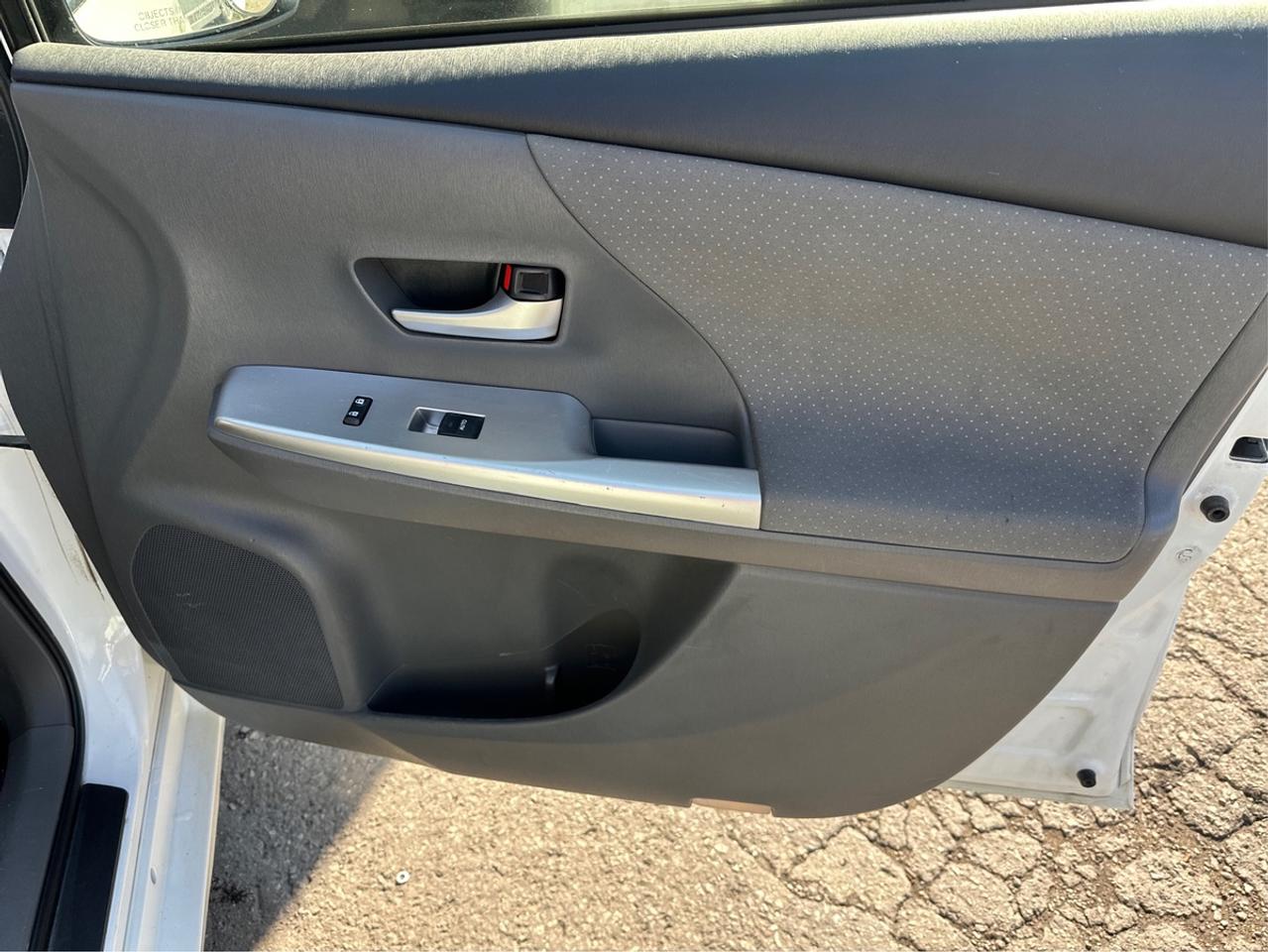 2014 Toyota Prius v Five Photo