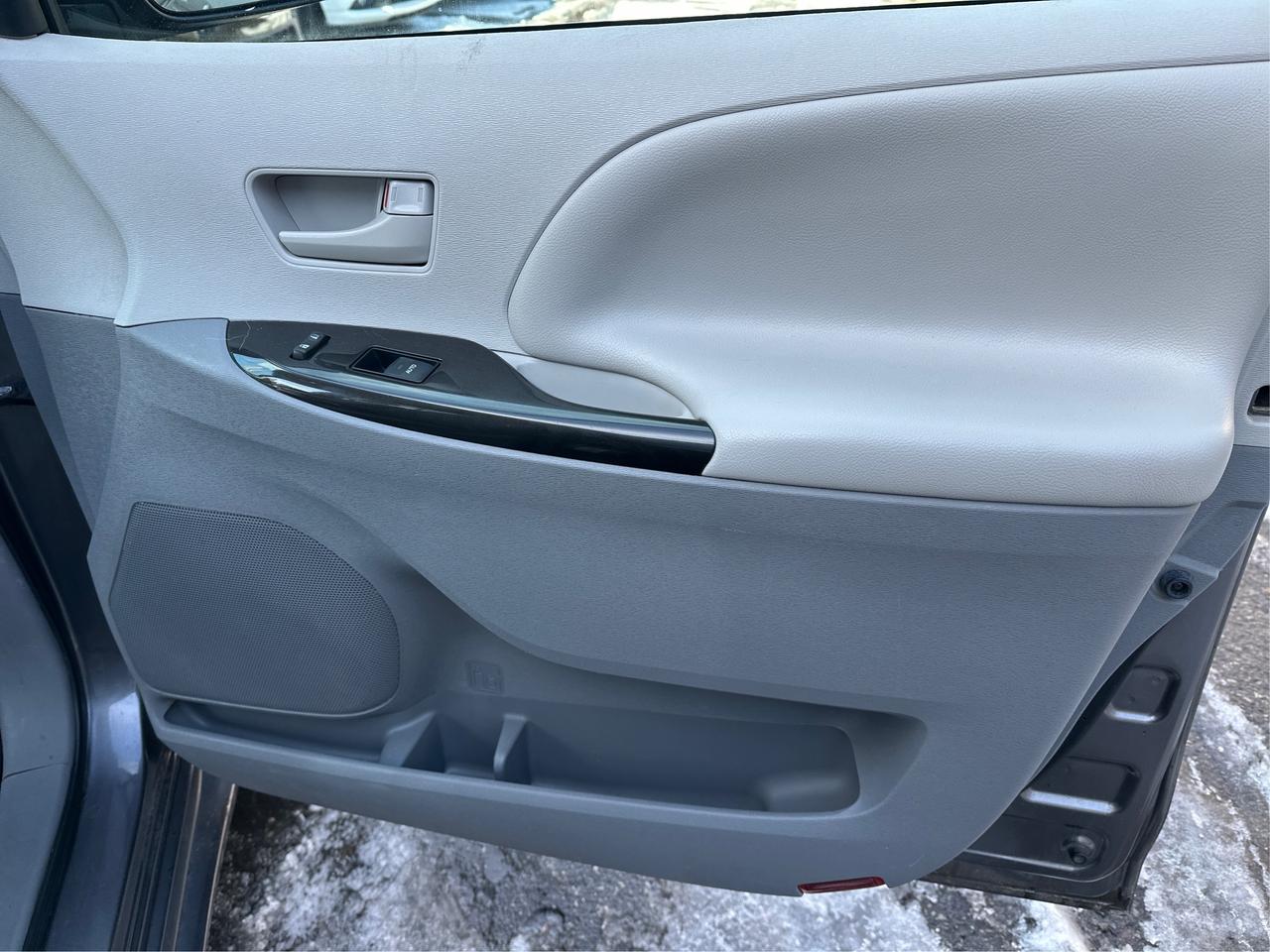 2014 Toyota Sienna  Photo