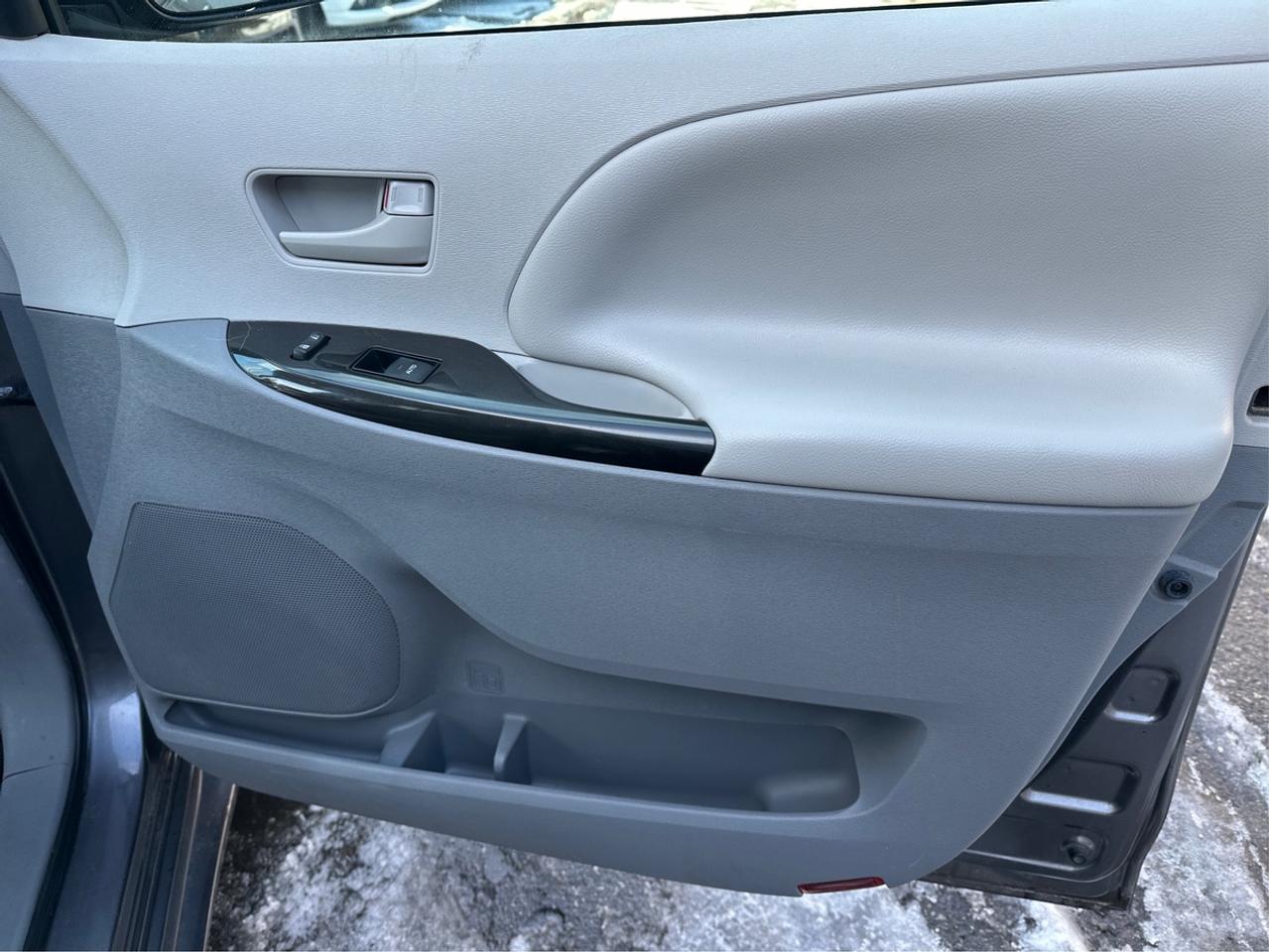 2014 Toyota Sienna  Photo
