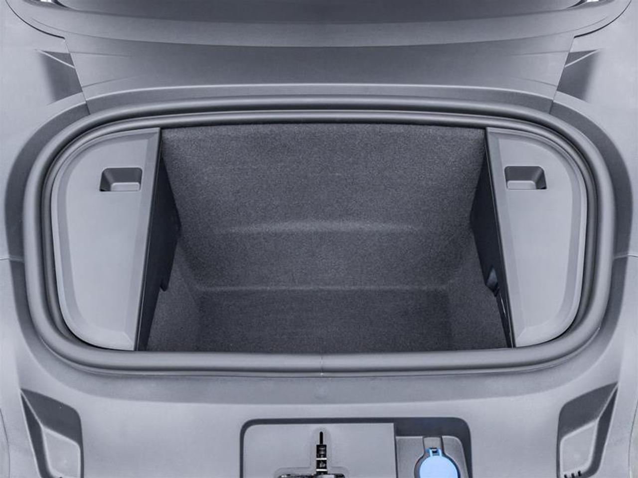 2025 Porsche Taycan  Photo4