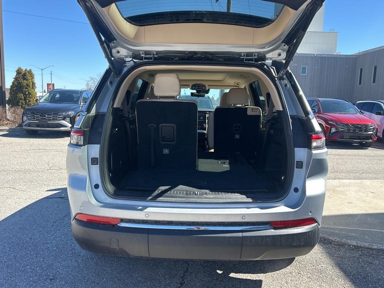 2022 Jeep Grand Cherokee L 4x4 Limited Photo