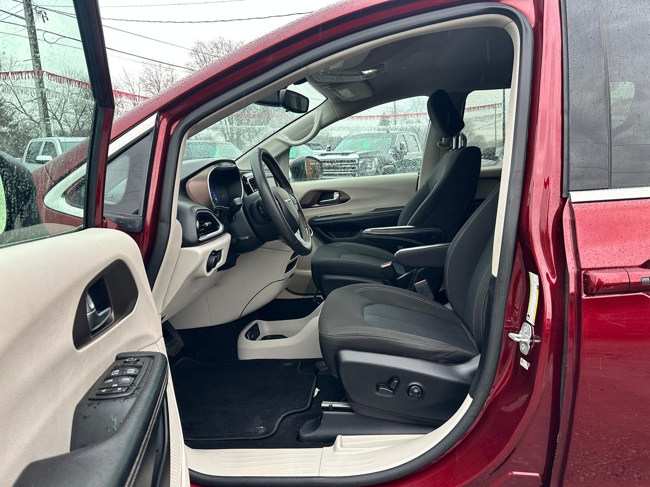 2022 Chrysler Grand Caravan SXT Heated Cloth Stow'N'Go PowerDoors/Gate CarPlay Photo