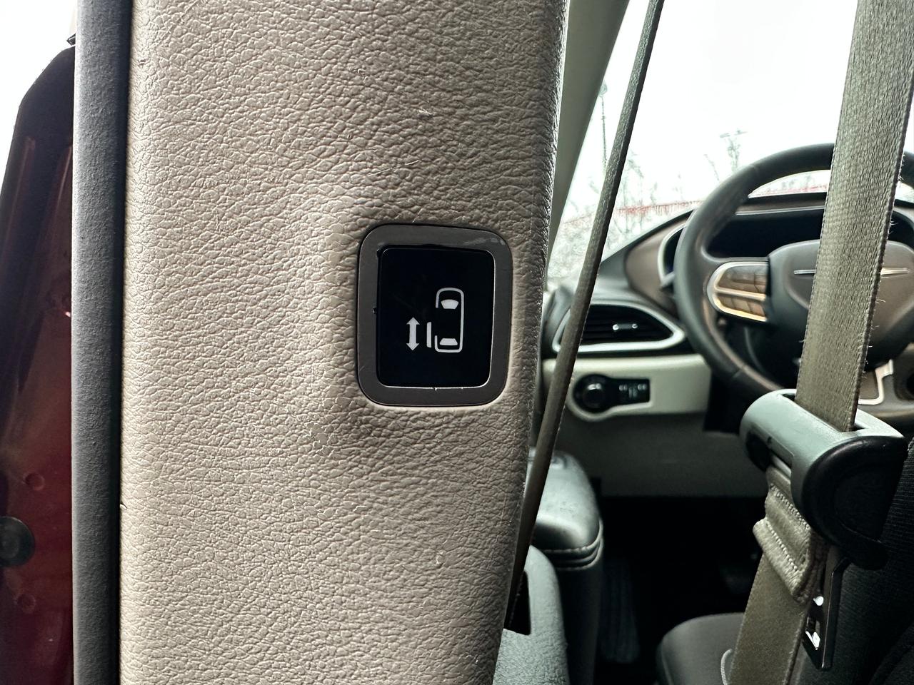 2022 Chrysler Grand Caravan SXT Heated Cloth Stow'N'Go PowerDoors/Gate CarPlay Photo