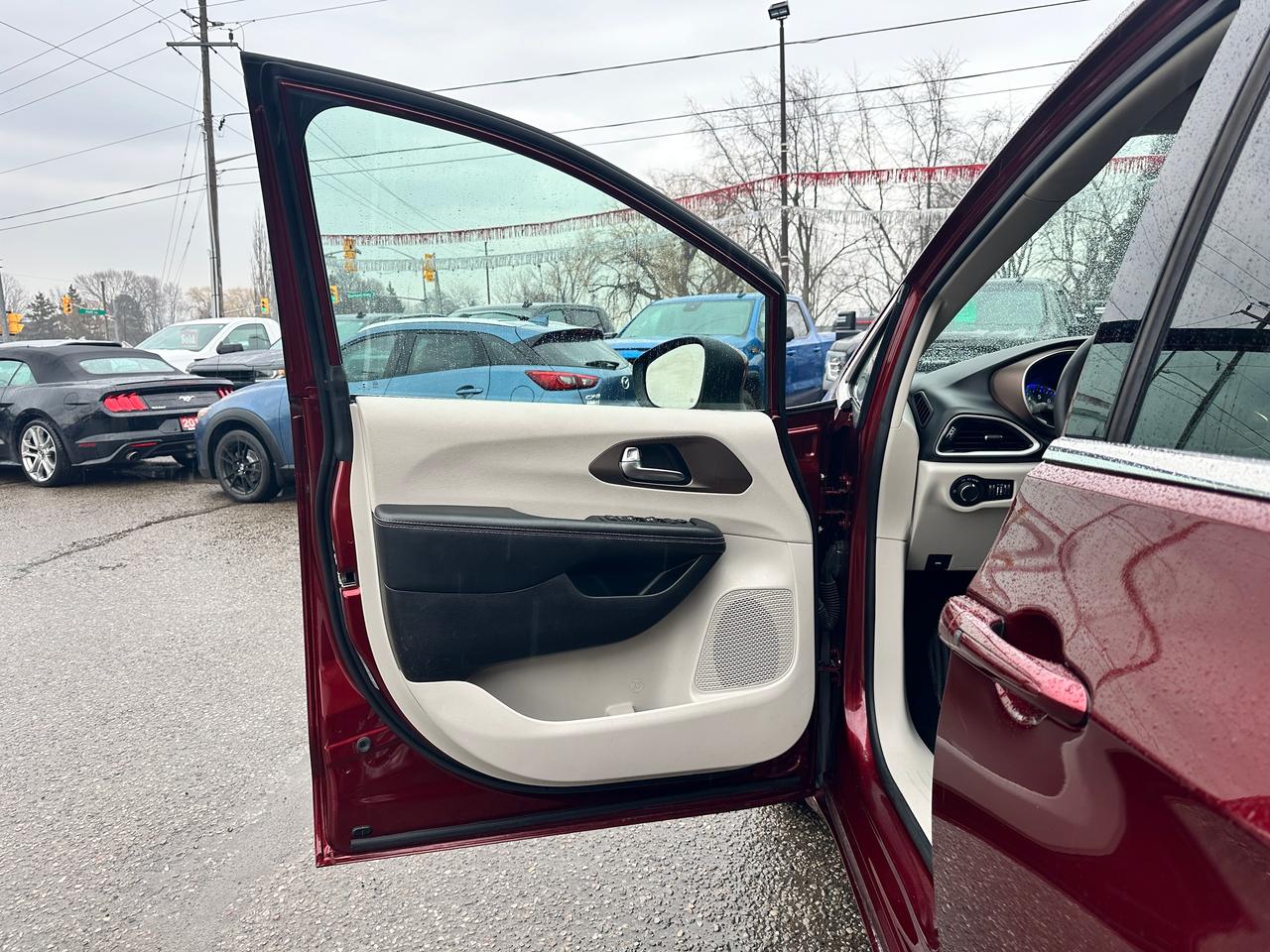 2022 Chrysler Grand Caravan SXT Heated Cloth Stow'N'Go PowerDoors/Gate CarPlay Photo