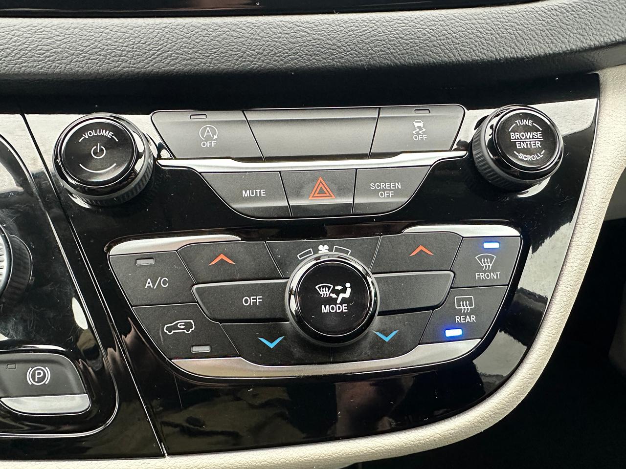 2022 Chrysler Grand Caravan SXT Heated Cloth Stow'N'Go PowerDoors/Gate CarPlay Photo