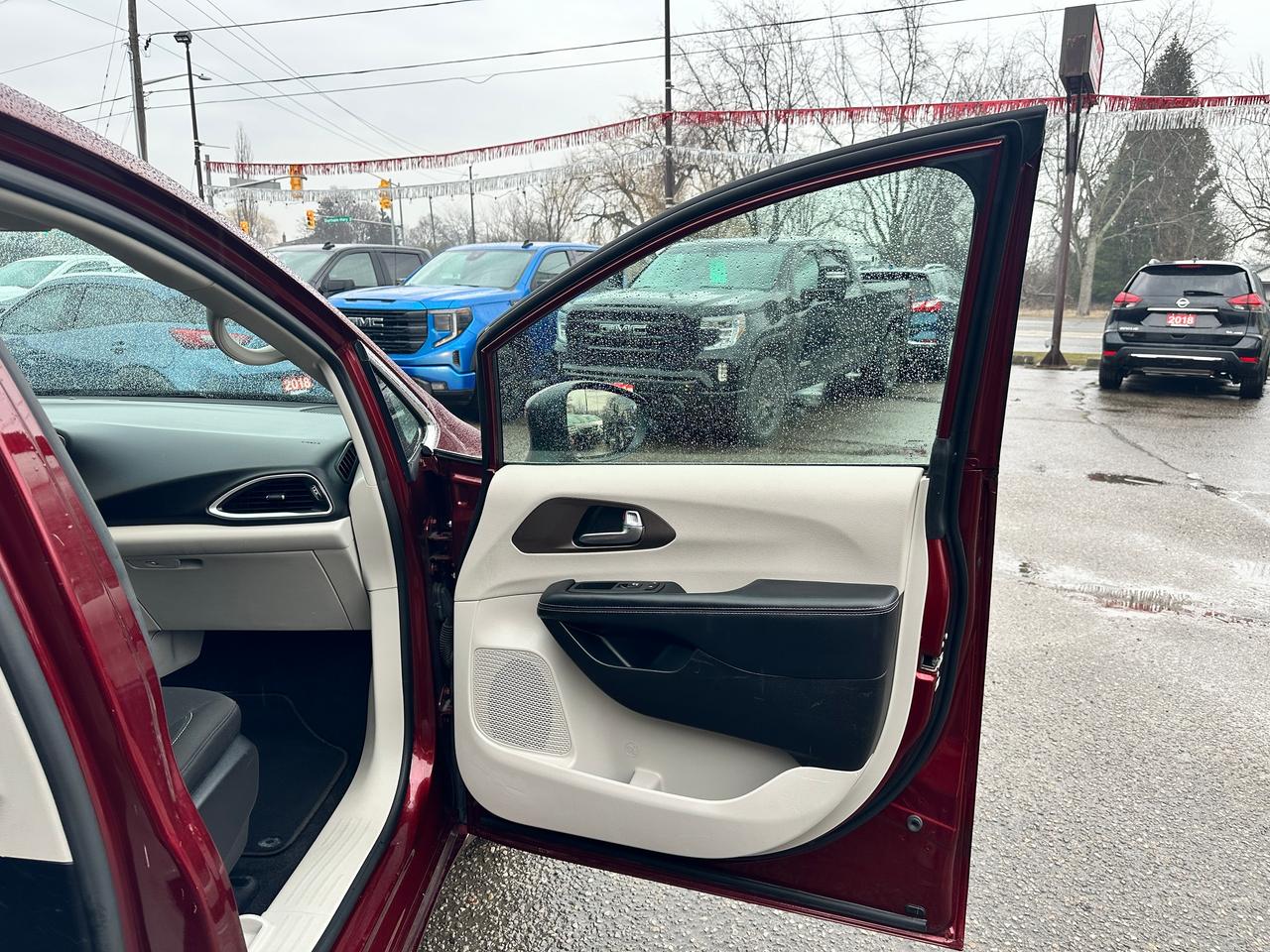 2022 Chrysler Grand Caravan SXT Heated Cloth Stow'N'Go PowerDoors/Gate CarPlay Photo