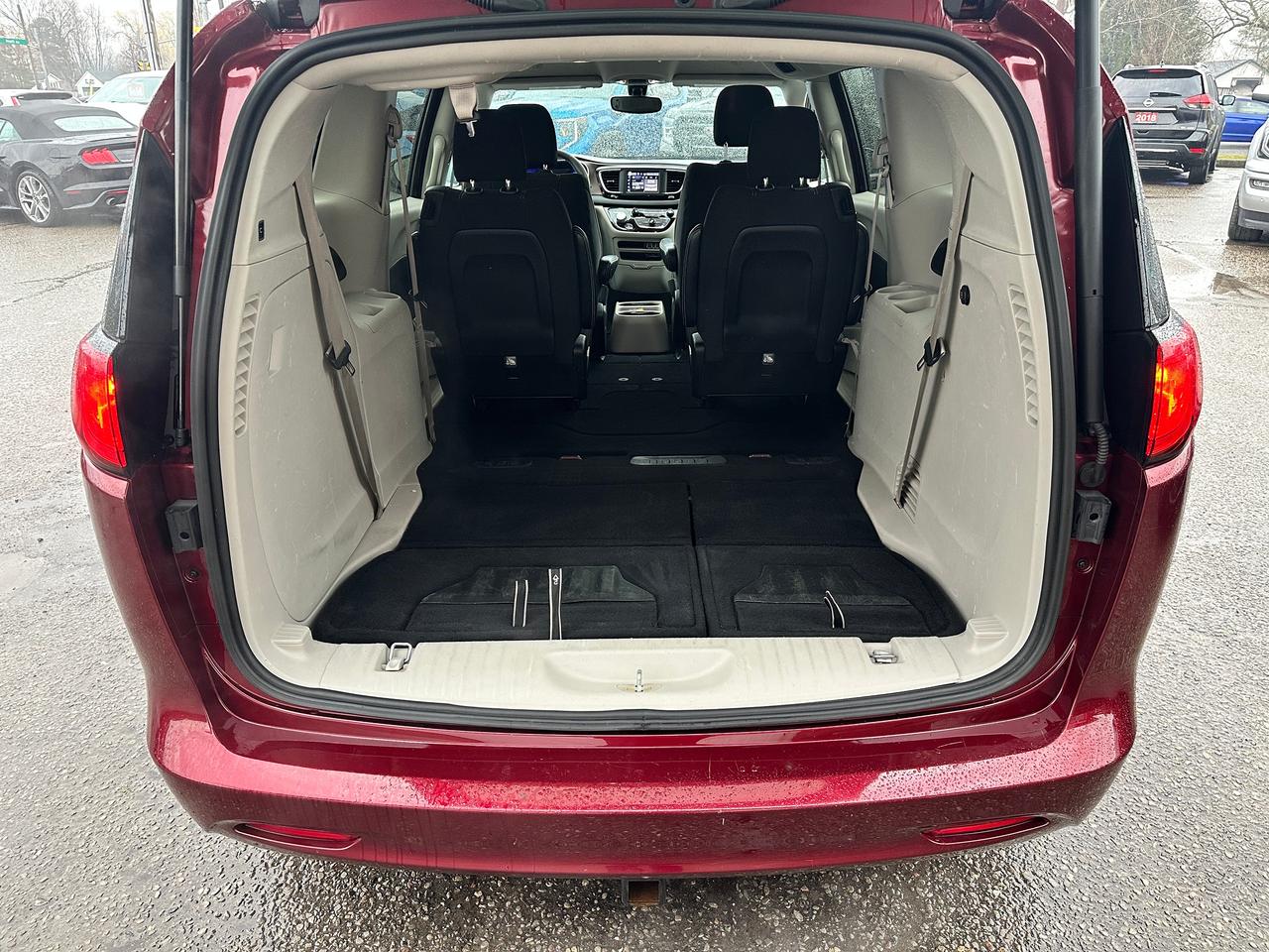 2022 Chrysler Grand Caravan SXT Heated Cloth Stow'N'Go PowerDoors/Gate CarPlay Photo