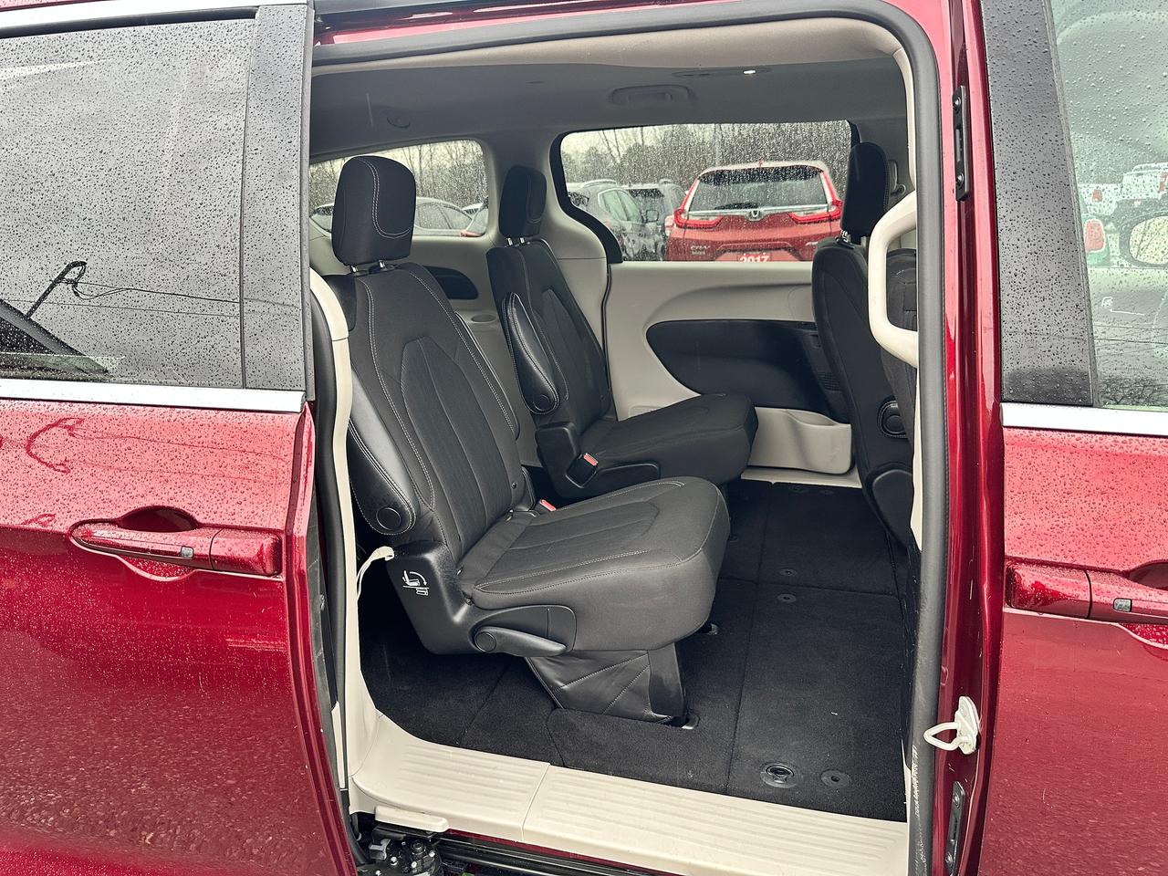 2022 Chrysler Grand Caravan SXT Heated Cloth Stow'N'Go PowerDoors/Gate CarPlay Photo