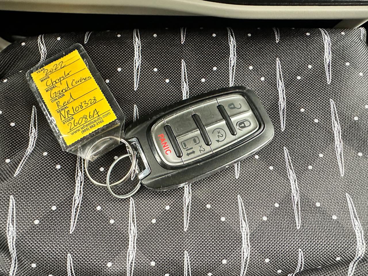 2022 Chrysler Grand Caravan SXT Heated Cloth Stow'N'Go PowerDoors/Gate CarPlay Photo