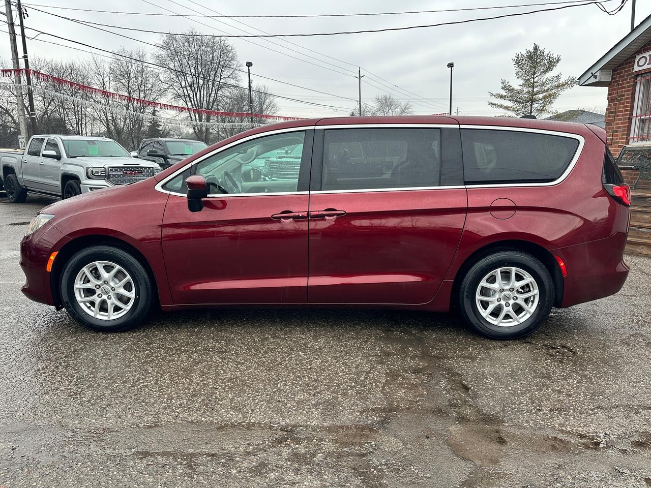 2022 Chrysler Grand Caravan SXT Heated Cloth Stow'N'Go PowerDoors/Gate CarPlay Photo