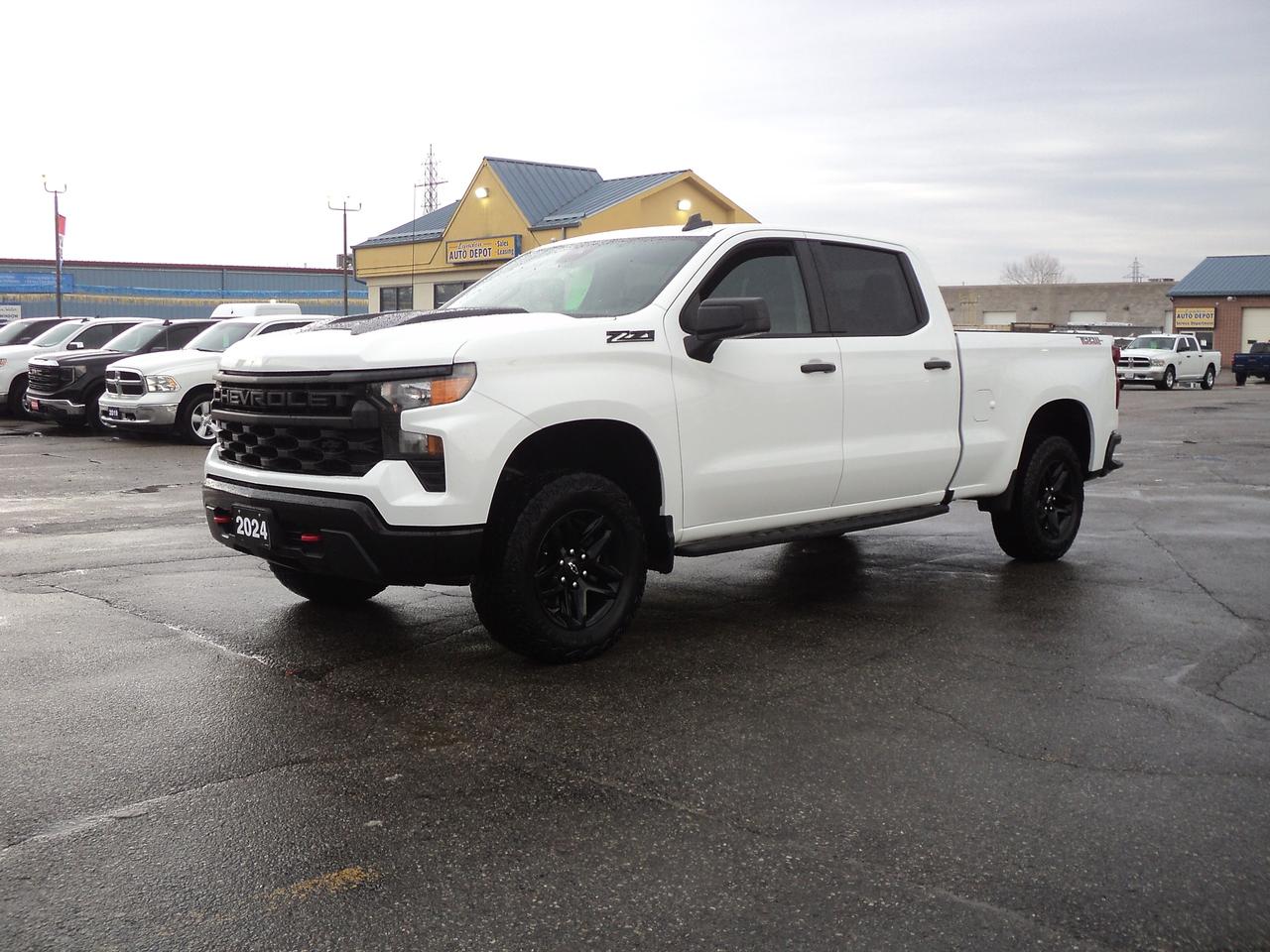 2024 Chevrolet Silverado 1500 CustomTrailBossZ71CrewCab 4WD 2.7L4cylGas 6'7"Box Photo4