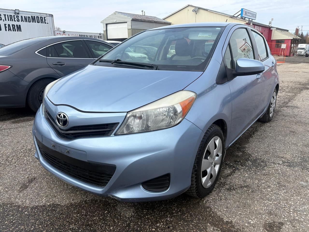 2012 Toyota Yaris LE Photo0