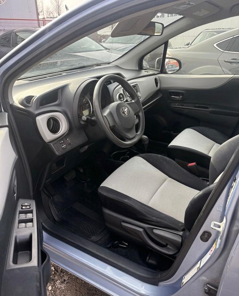 2012 Toyota Yaris LE Photo3