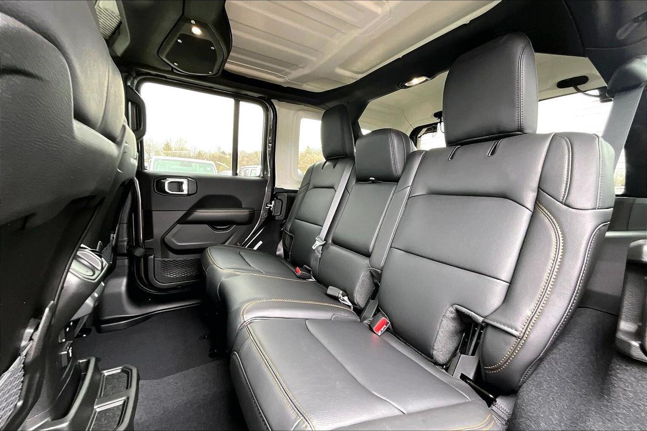 2026 Jeep Wrangler SAHARA | Leather | 18" Alloys | Hardtop | Steps Photo