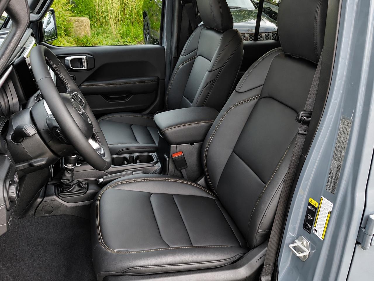 2026 Jeep Wrangler SAHARA | Hardtop | Leather | Tow Pkg | 18" Wheels Photo