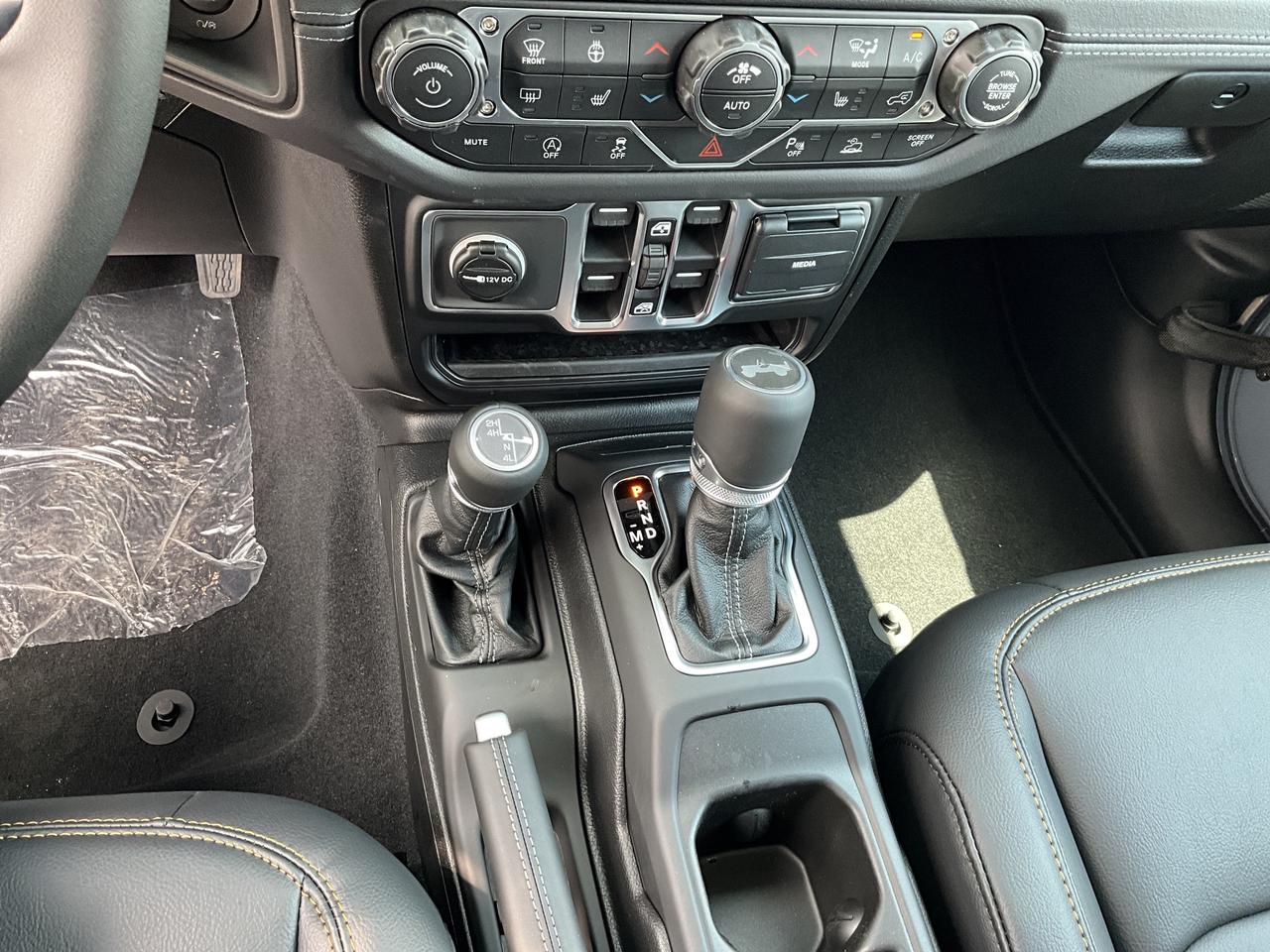 2026 Jeep Wrangler SAHARA | Leather | 18" Alloys | Hardtop | Steps Photo