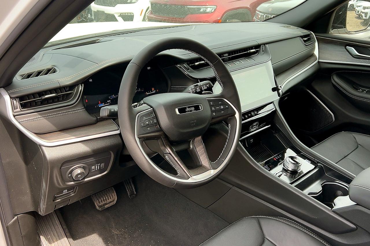 2026 Jeep Grand Cherokee LIMITED RESERVE | Leather | Pano Roof | Pwr Trunk Photo4