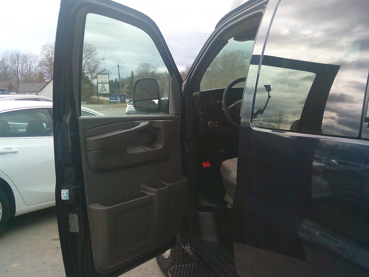 2010 GMC Savana 2500 Passenger WheelChair Van 2500 155 RWD Photo