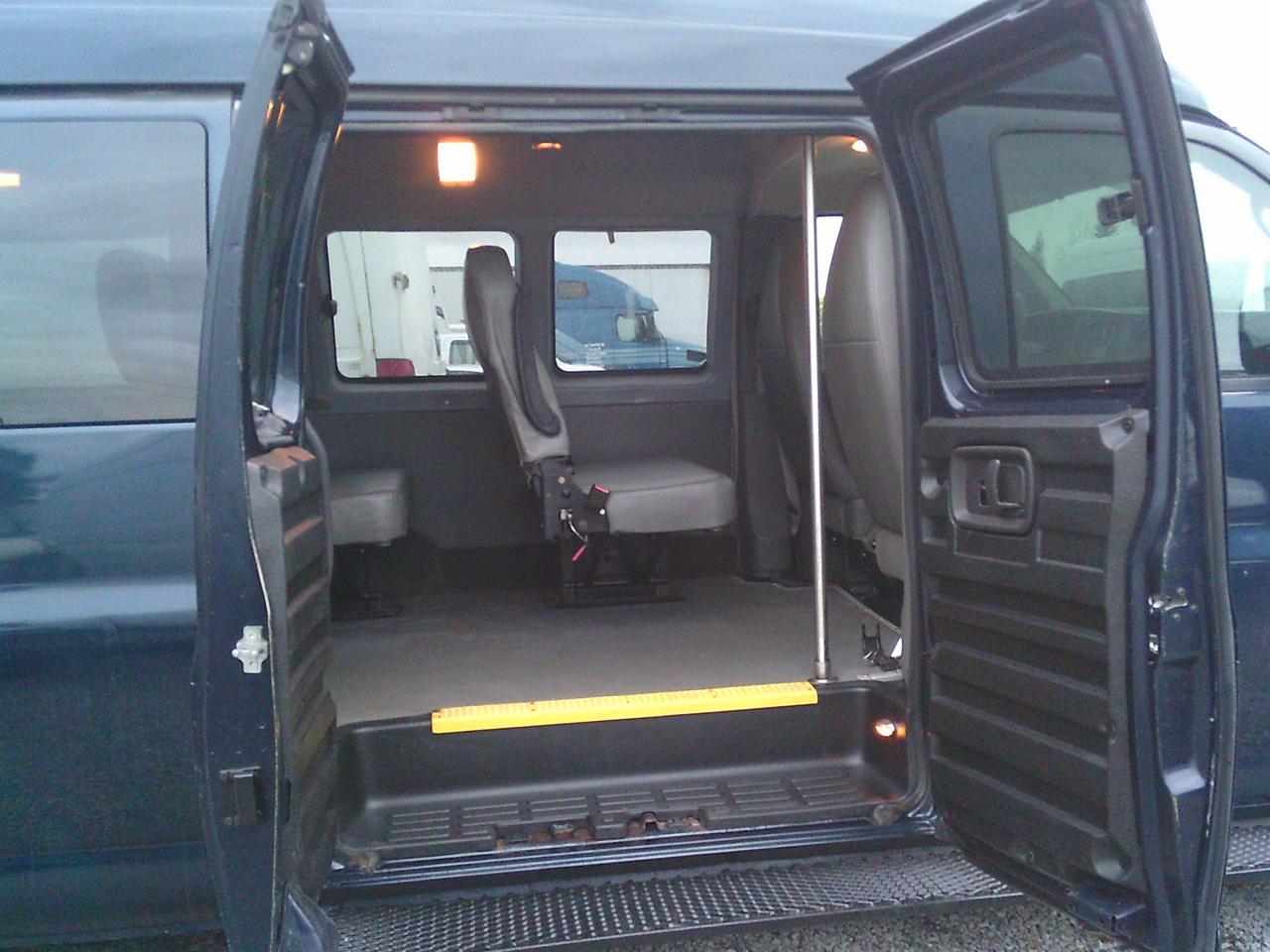 2010 GMC Savana 2500 Passenger WheelChair Van 2500 155 RWD Photo