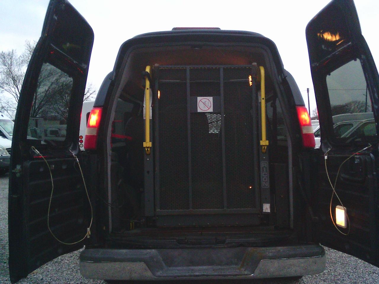 2010 GMC Savana 2500 Passenger WheelChair Van 2500 155 RWD Photo