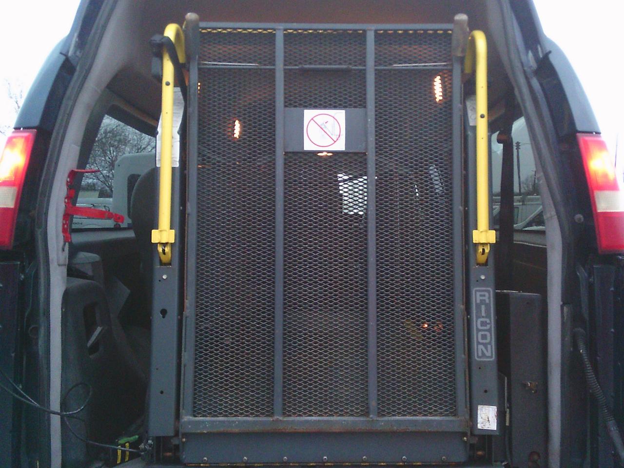 2010 GMC Savana 2500 Passenger WheelChair Van 2500 155 RWD Photo