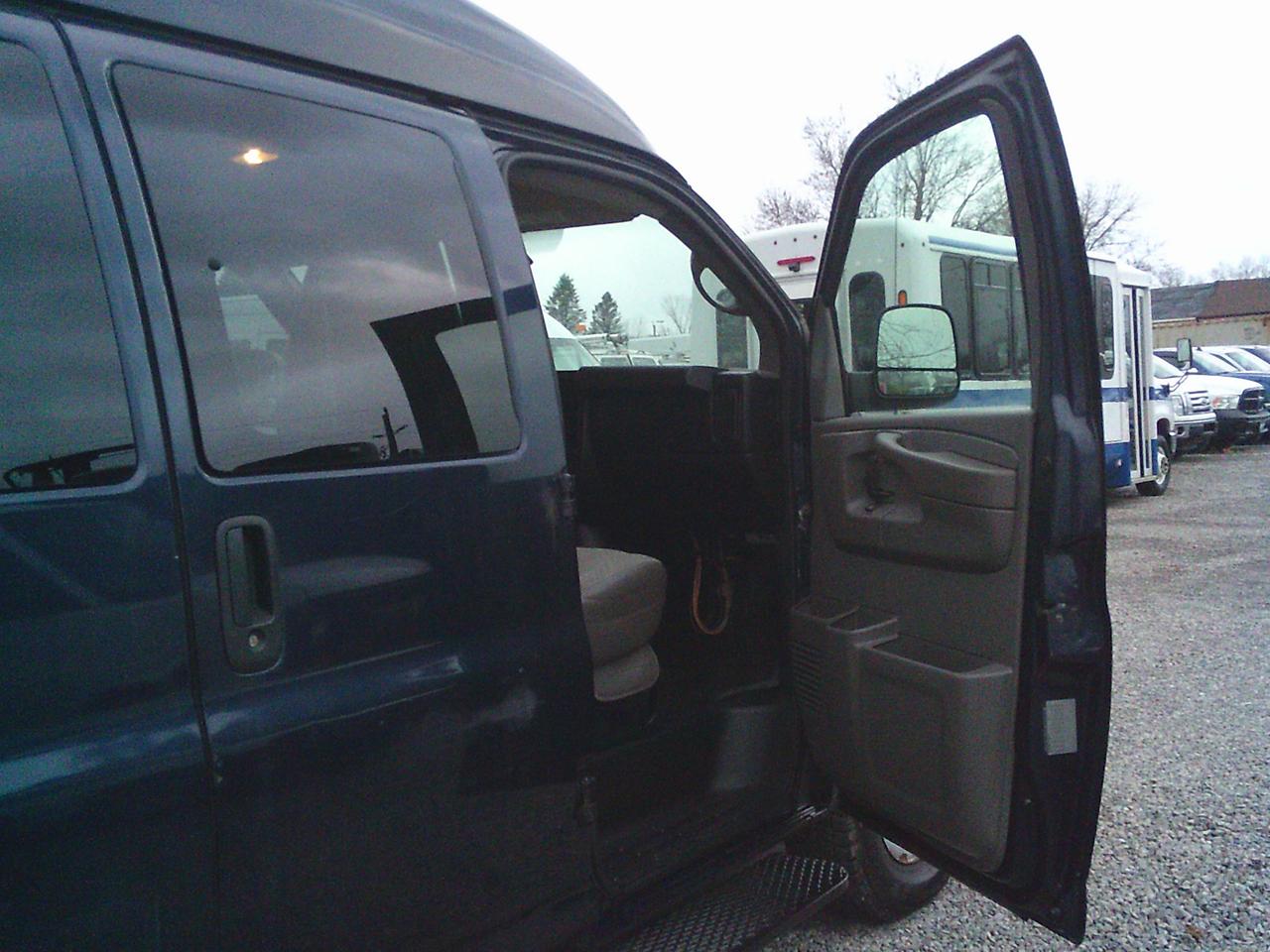 2010 GMC Savana 2500 Passenger WheelChair Van 2500 155 RWD Photo