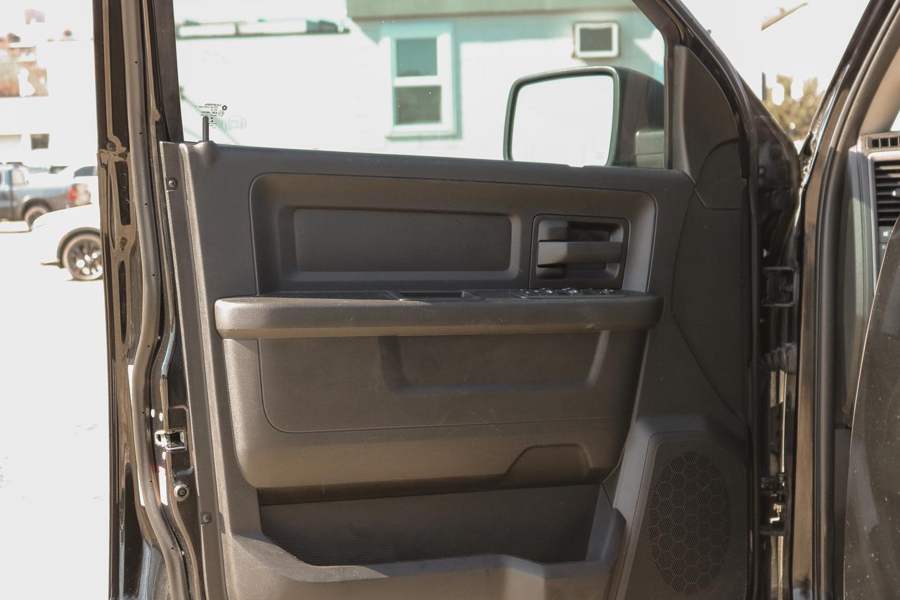 2021 RAM 1500 Classic Express 4x4 Crew Cab 5'7  Box | REMOTE START | Photo