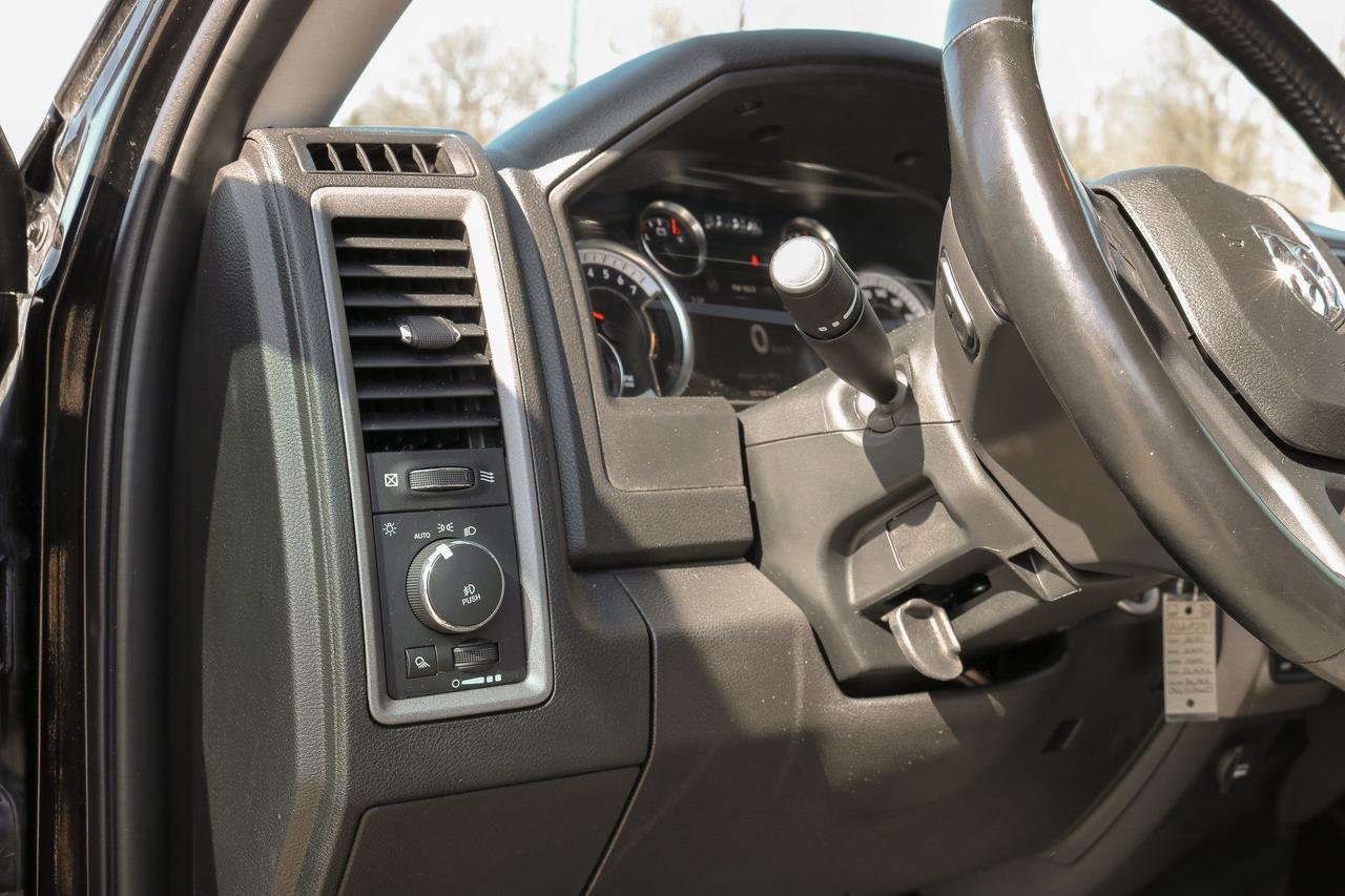 2021 RAM 1500 Classic Express 4x4 Crew Cab 5'7  Box | REMOTE START | Photo