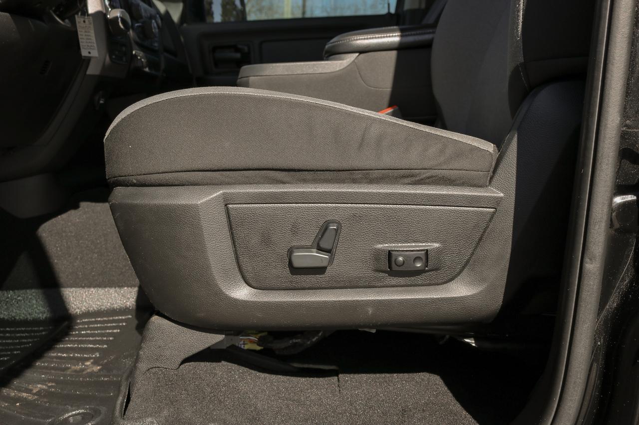 2021 RAM 1500 Classic Express 4x4 Crew Cab 5'7  Box | REMOTE START | Photo