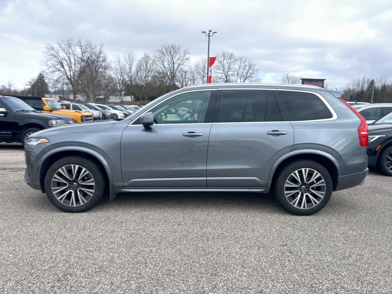 2020 Volvo XC90 T6 MOMENTUM, SUNROOF, HEATED LEATHER! - Photo #3