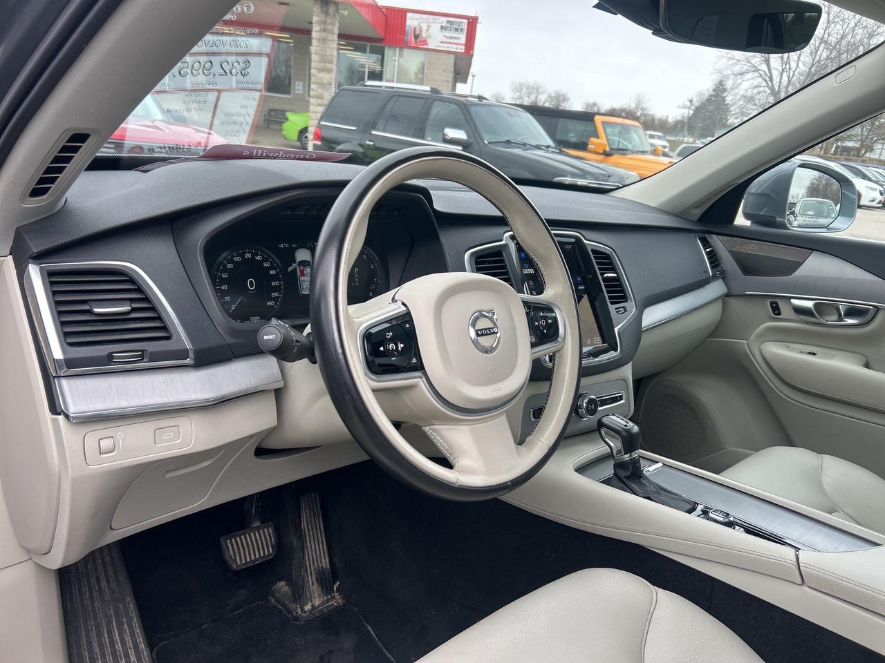 2020 Volvo XC90 T6 MOMENTUM, SUNROOF, HEATED LEATHER! - Photo #11