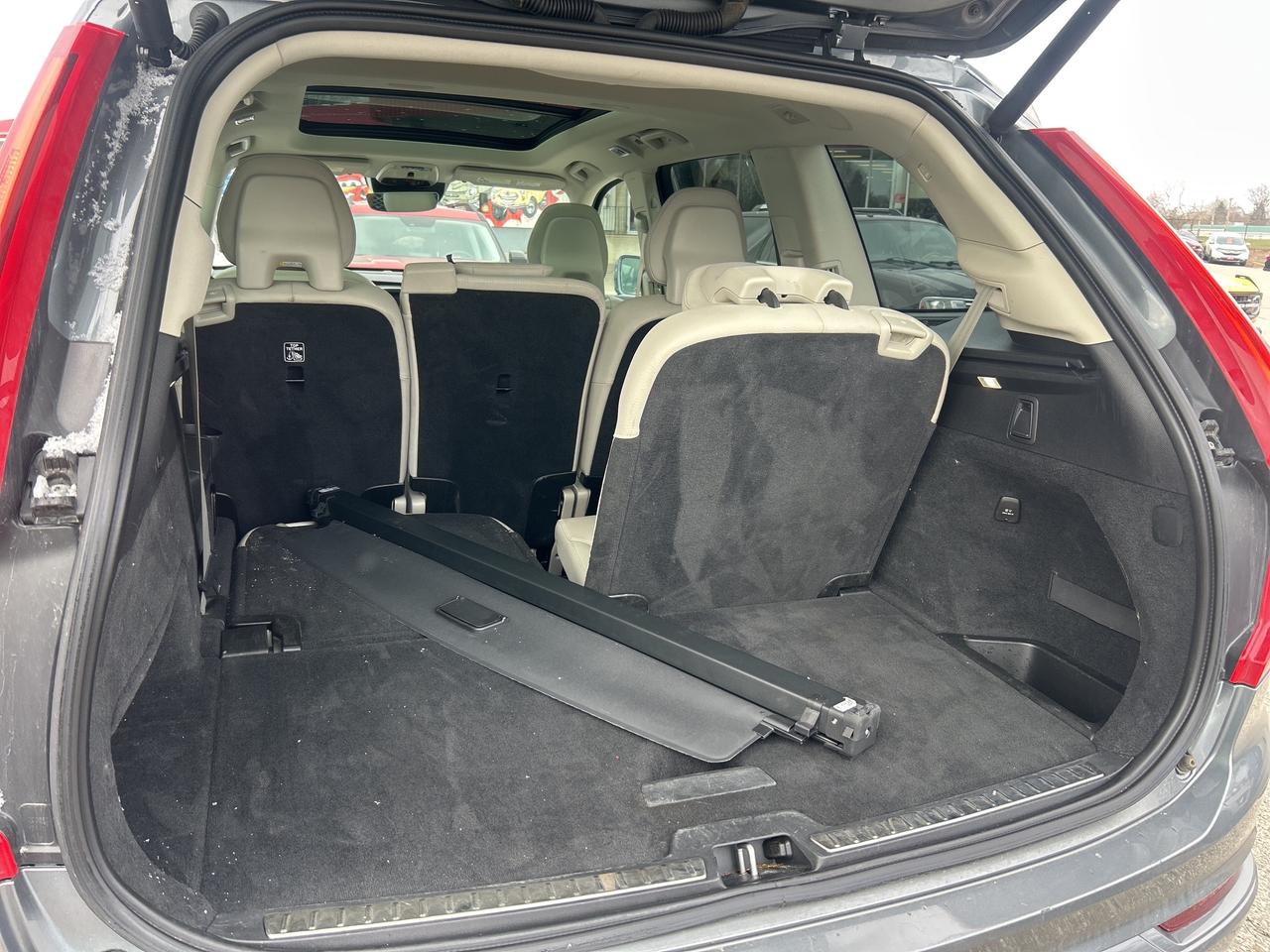 2020 Volvo XC90 T6 MOMENTUM, SUNROOF, HEATED LEATHER! - Photo #22