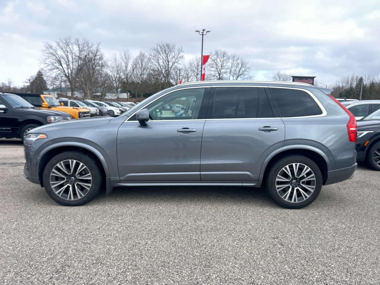 2020 Volvo XC90 T6 MOMENTUM, SUNROOF, HEATED LEATHER! Photo