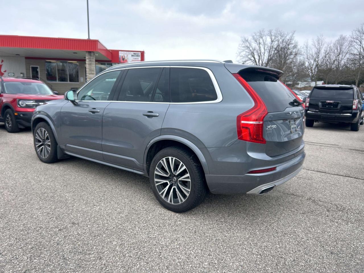 2020 Volvo XC90 T6 MOMENTUM, SUNROOF, HEATED LEATHER! - Photo #4