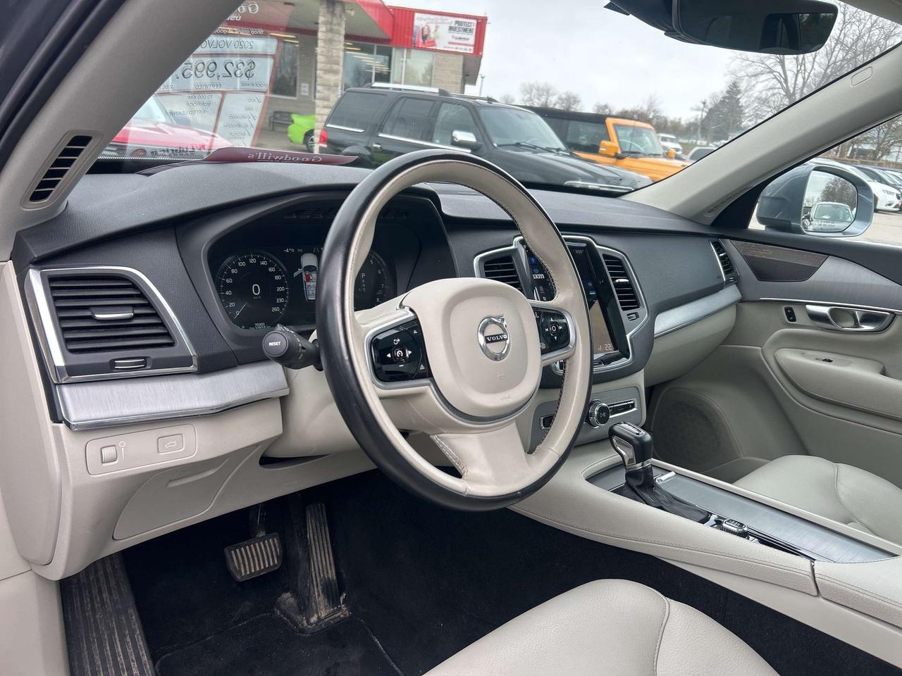 2020 Volvo XC90 T6 MOMENTUM, SUNROOF, HEATED LEATHER! Photo