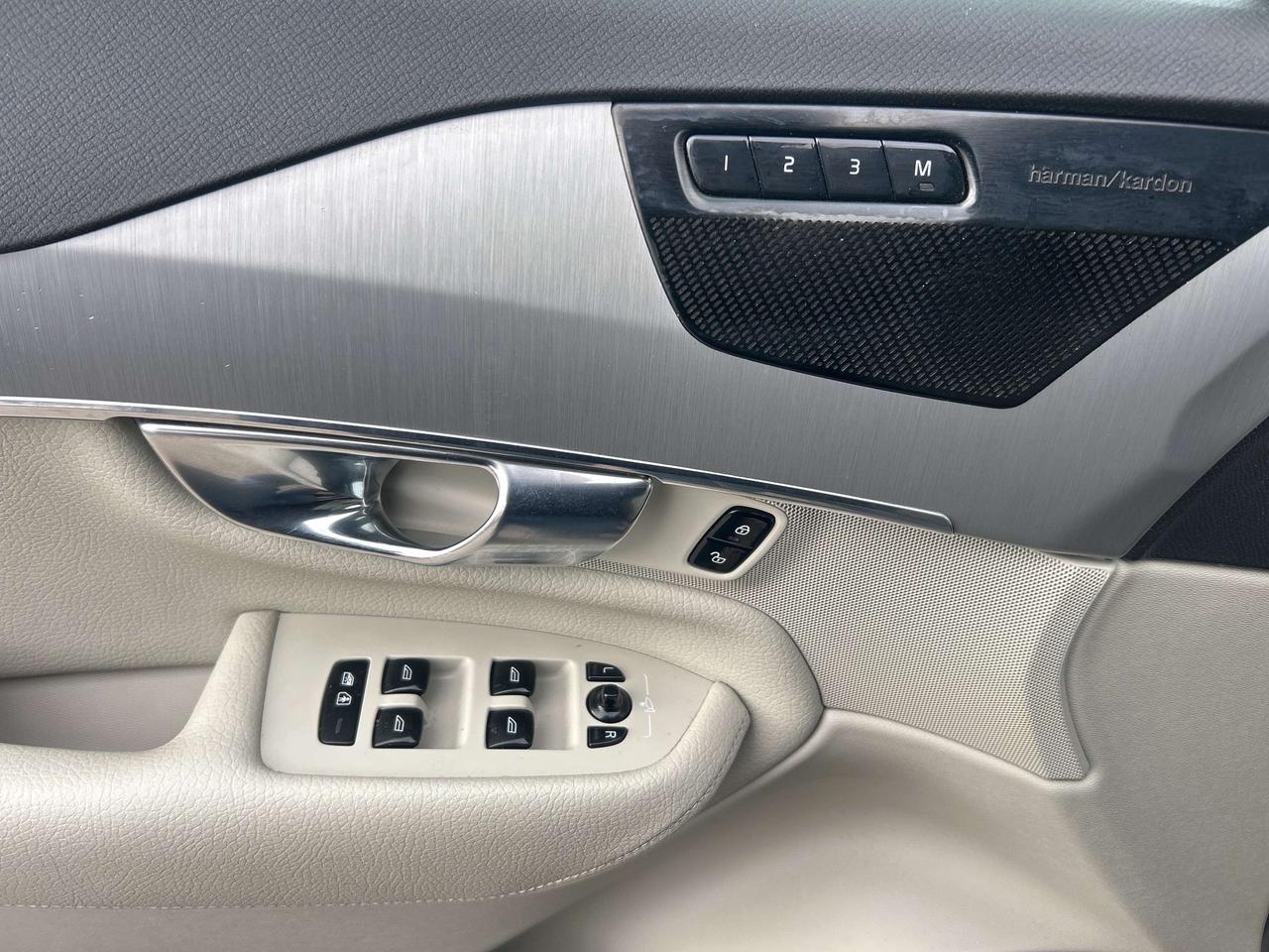 2020 Volvo XC90 T6 MOMENTUM, SUNROOF, HEATED LEATHER! - Photo #15