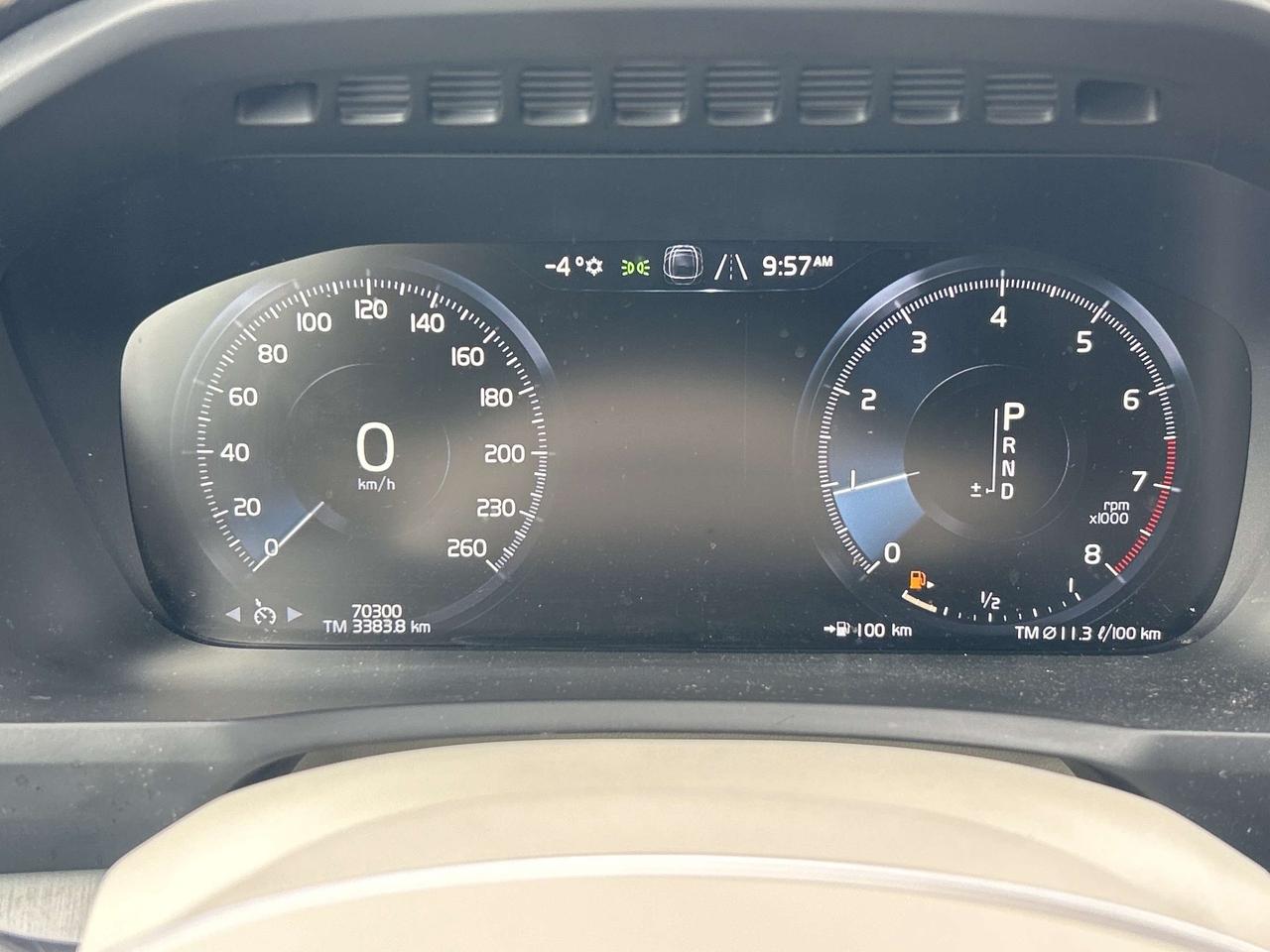 2020 Volvo XC90 T6 MOMENTUM, SUNROOF, HEATED LEATHER! Photo