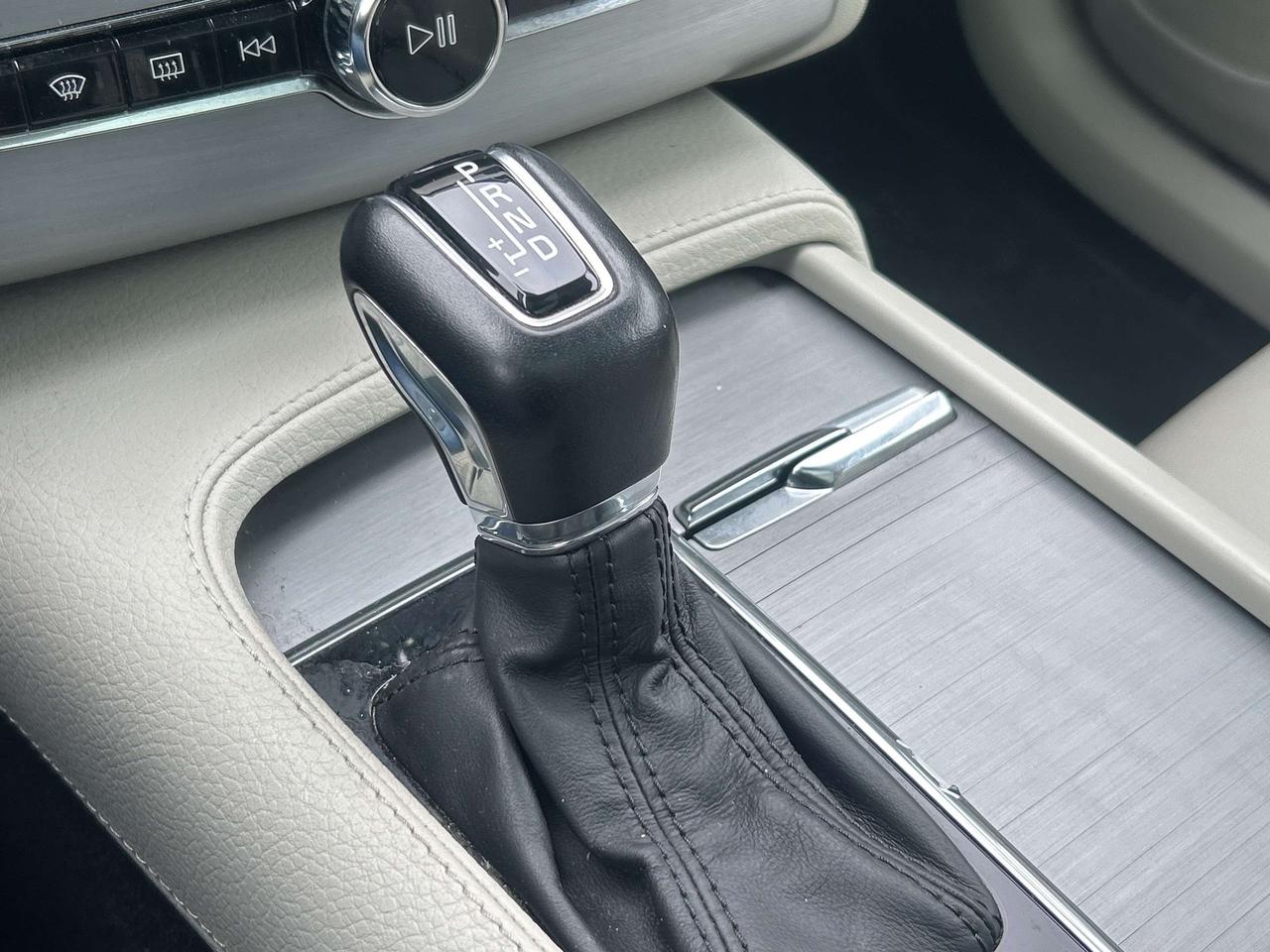 2020 Volvo XC90 T6 MOMENTUM, SUNROOF, HEATED LEATHER! - Photo #18