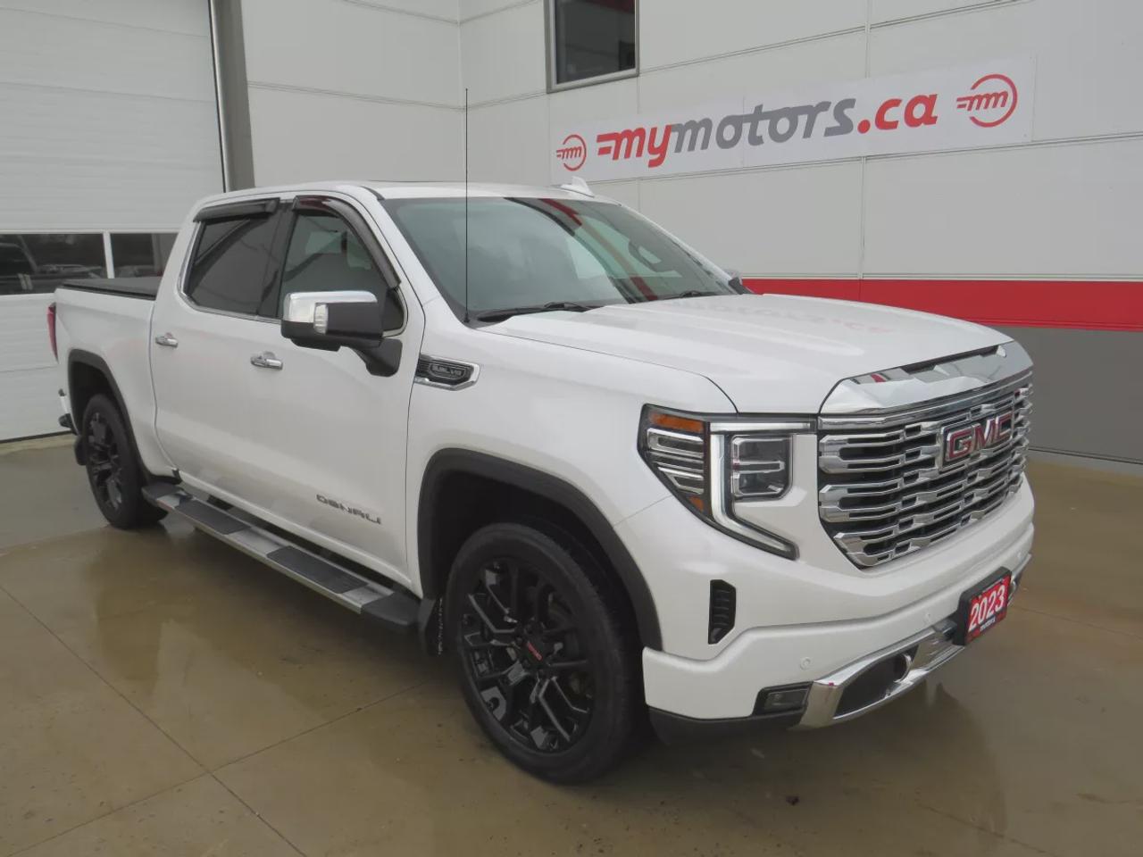 2023 GMC Sierra 1500 Denali | 4WD | Running Boards | Tonneau Cover | Trailer Hitch | Front Tow Hooks | Leather | Sunroof | Navigation | Photo