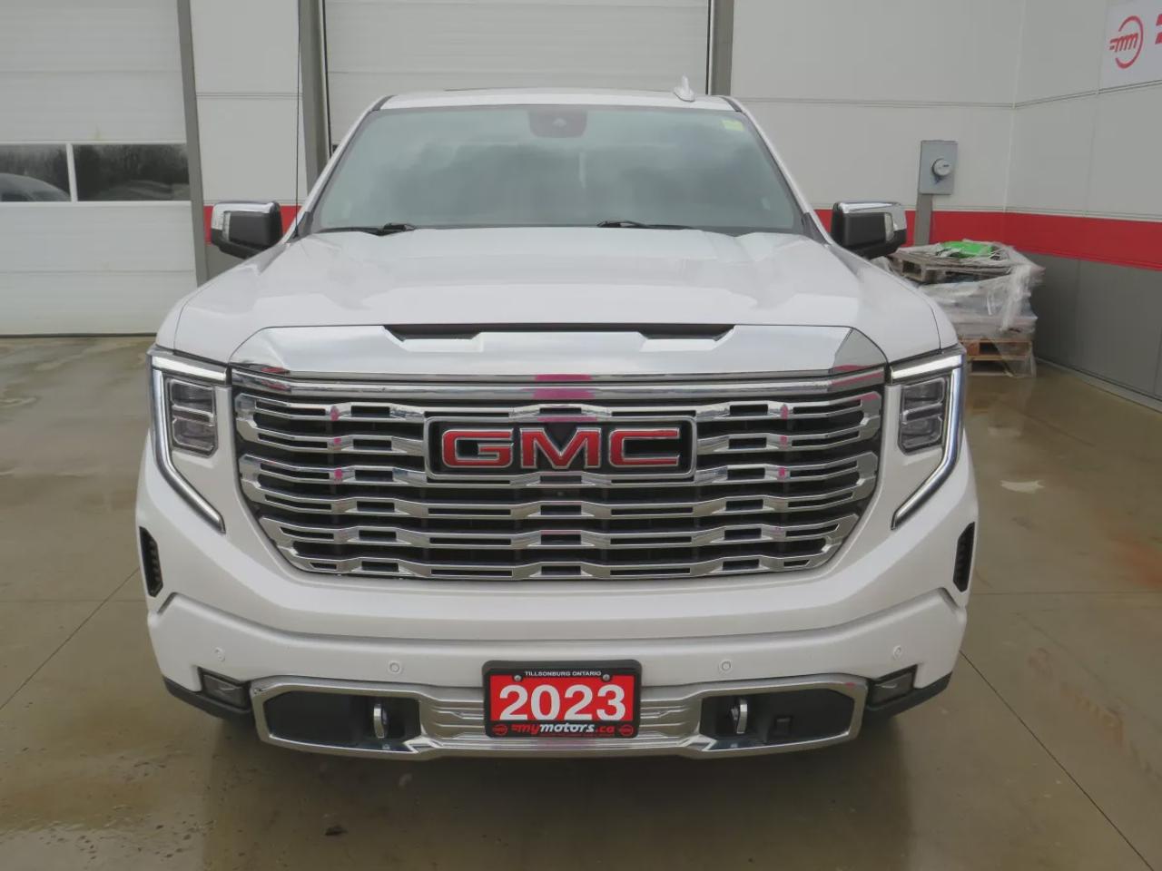 2023 GMC Sierra 1500 Denali | 4WD | Running Boards | Tonneau Cover | Trailer Hitch | Front Tow Hooks | Leather | Sunroof | Navigation | Photo