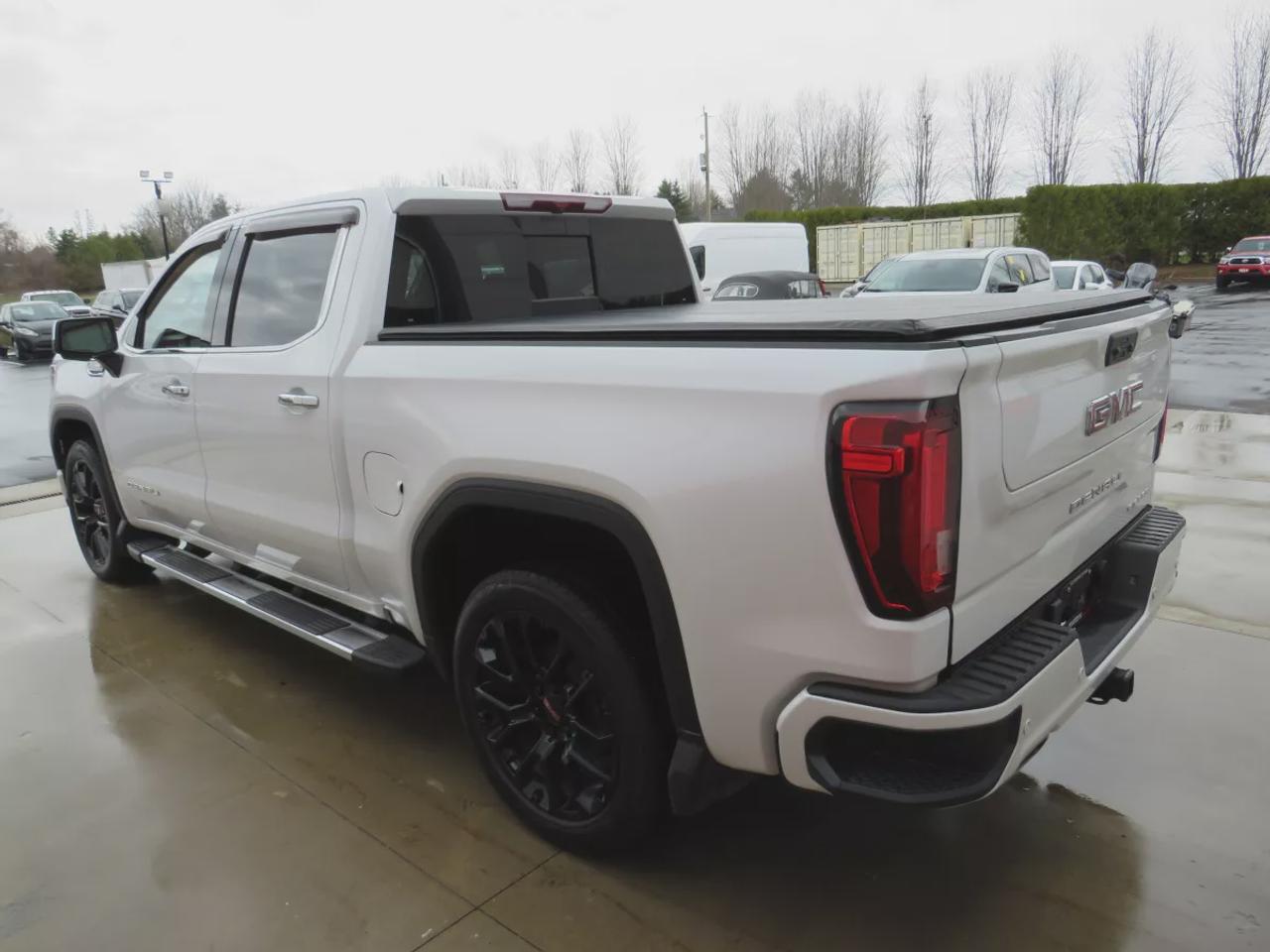 2023 GMC Sierra 1500 Denali | 4WD | Running Boards | Tonneau Cover | Trailer Hitch | Front Tow Hooks | Leather | Sunroof | Navigation | Photo