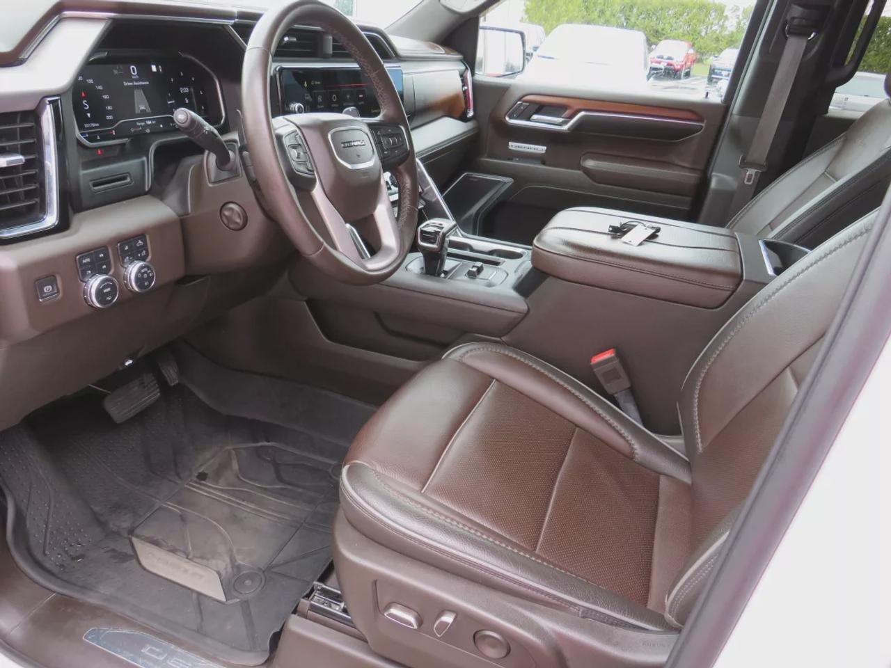 2023 GMC Sierra 1500 Denali | 4WD | Running Boards | Tonneau Cover | Trailer Hitch | Front Tow Hooks | Leather | Sunroof | Navigation | Photo