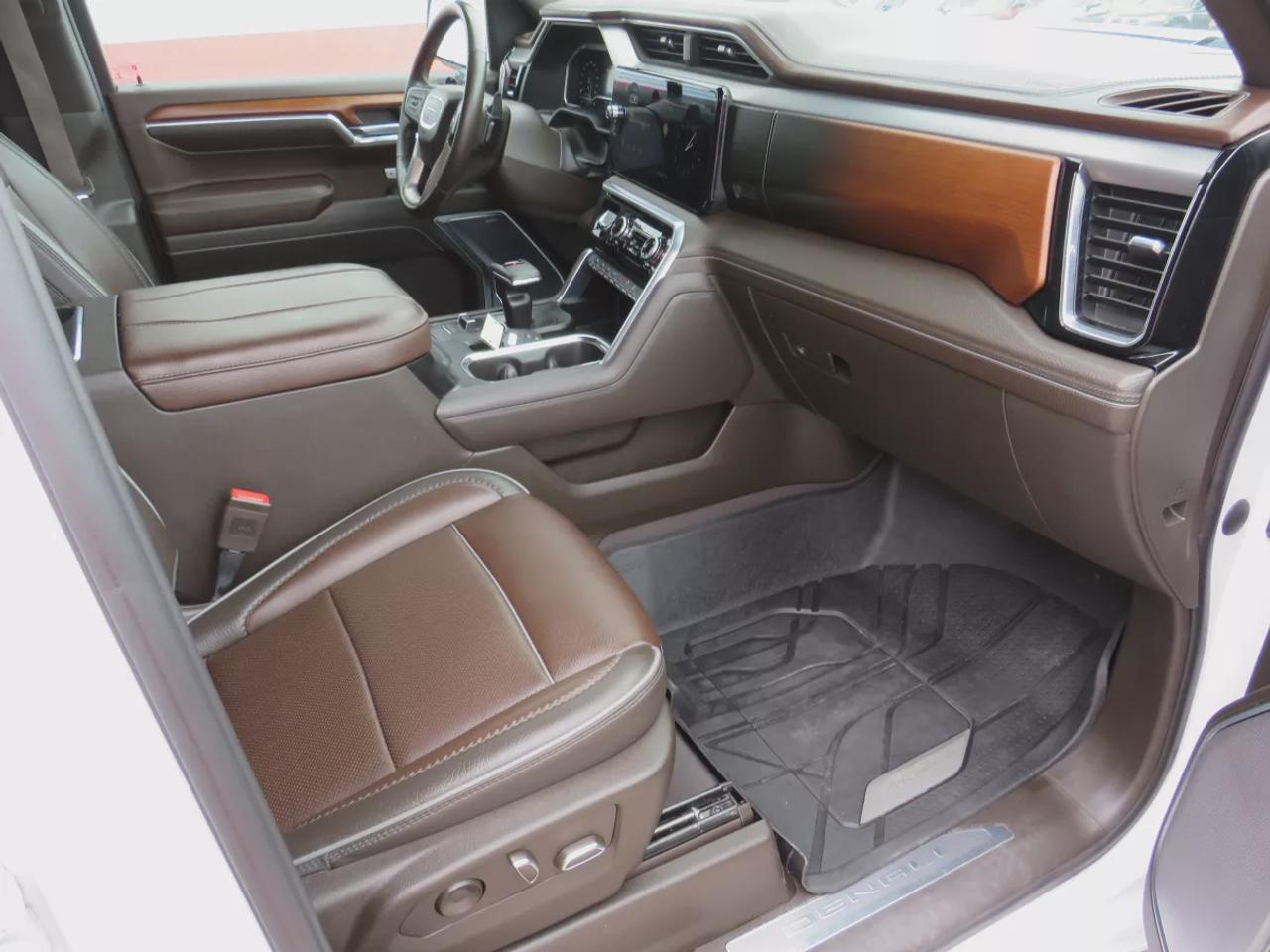 2023 GMC Sierra 1500 Denali | 4WD | Running Boards | Tonneau Cover | Trailer Hitch | Front Tow Hooks | Leather | Sunroof | Navigation | Photo