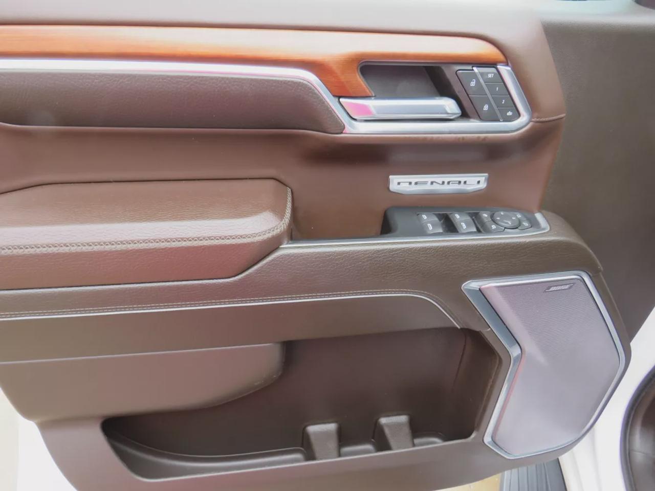 2023 GMC Sierra 1500 Denali | 4WD | Running Boards | Tonneau Cover | Trailer Hitch | Front Tow Hooks | Leather | Sunroof | Navigation | Photo